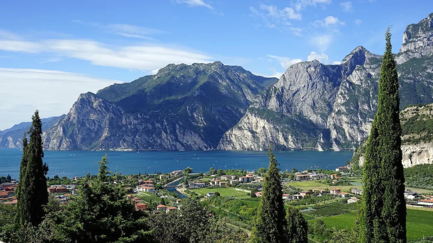 Vista panoramica del Lago di Garda con Sirmione